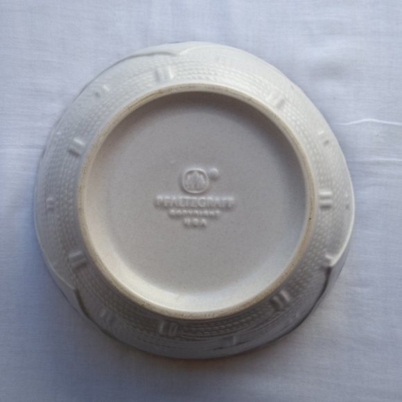 Vintage Pfaltzgraff Yorktowne 8" Basket Bowl - Picture 5 of 8